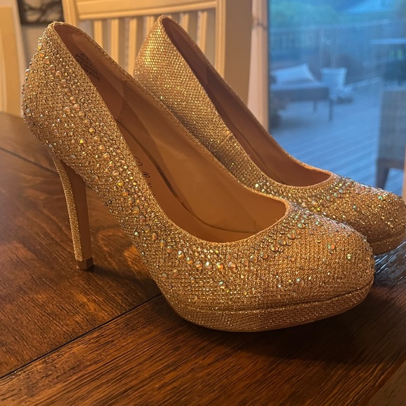 Women’s Heels - Picture 2 of 4